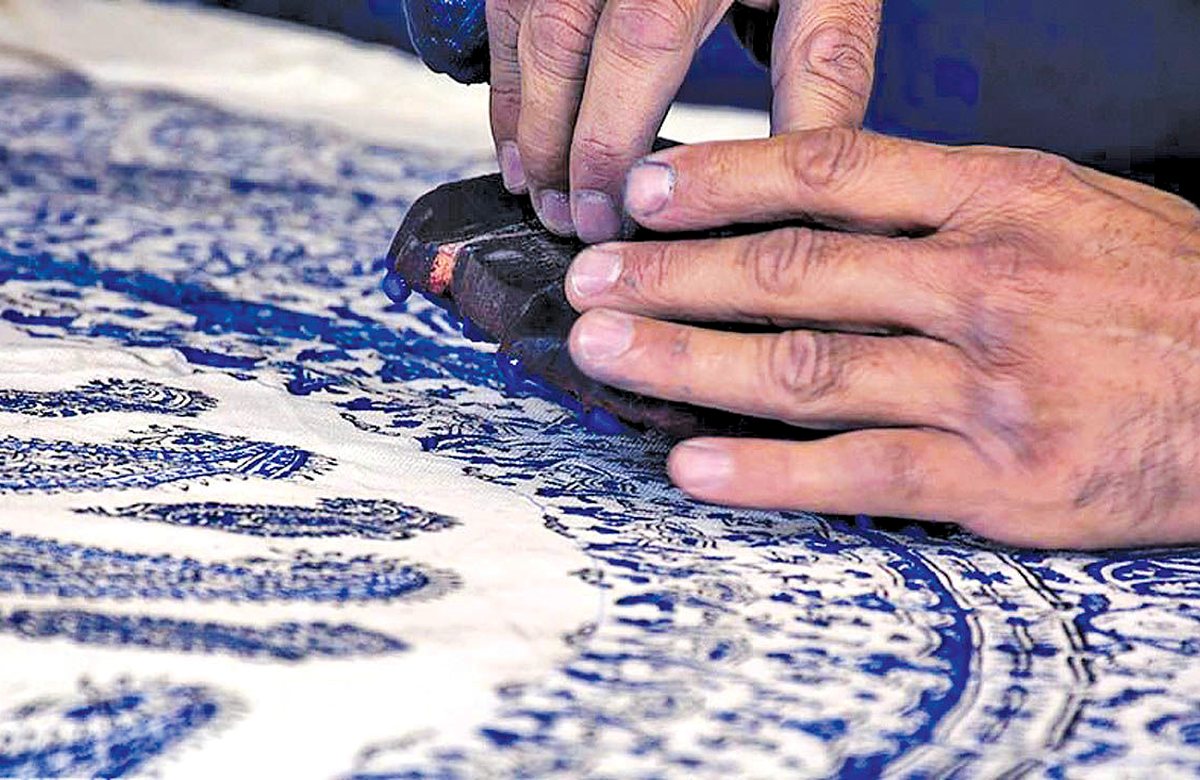 Editorial illustration for Fars Nomadic Weaving: Pattern Without a Drawing